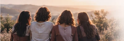 Amigas reunidas durante un atardecer, fotografía ilustrativa
